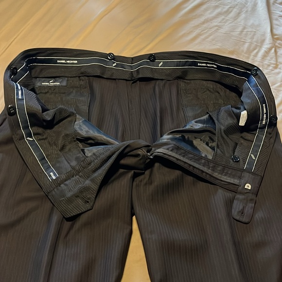 Daniel Hechter 2 button suit. 50 coat 45 pant. Dark brown w/ blue pinstripe - Picture 9 of 14